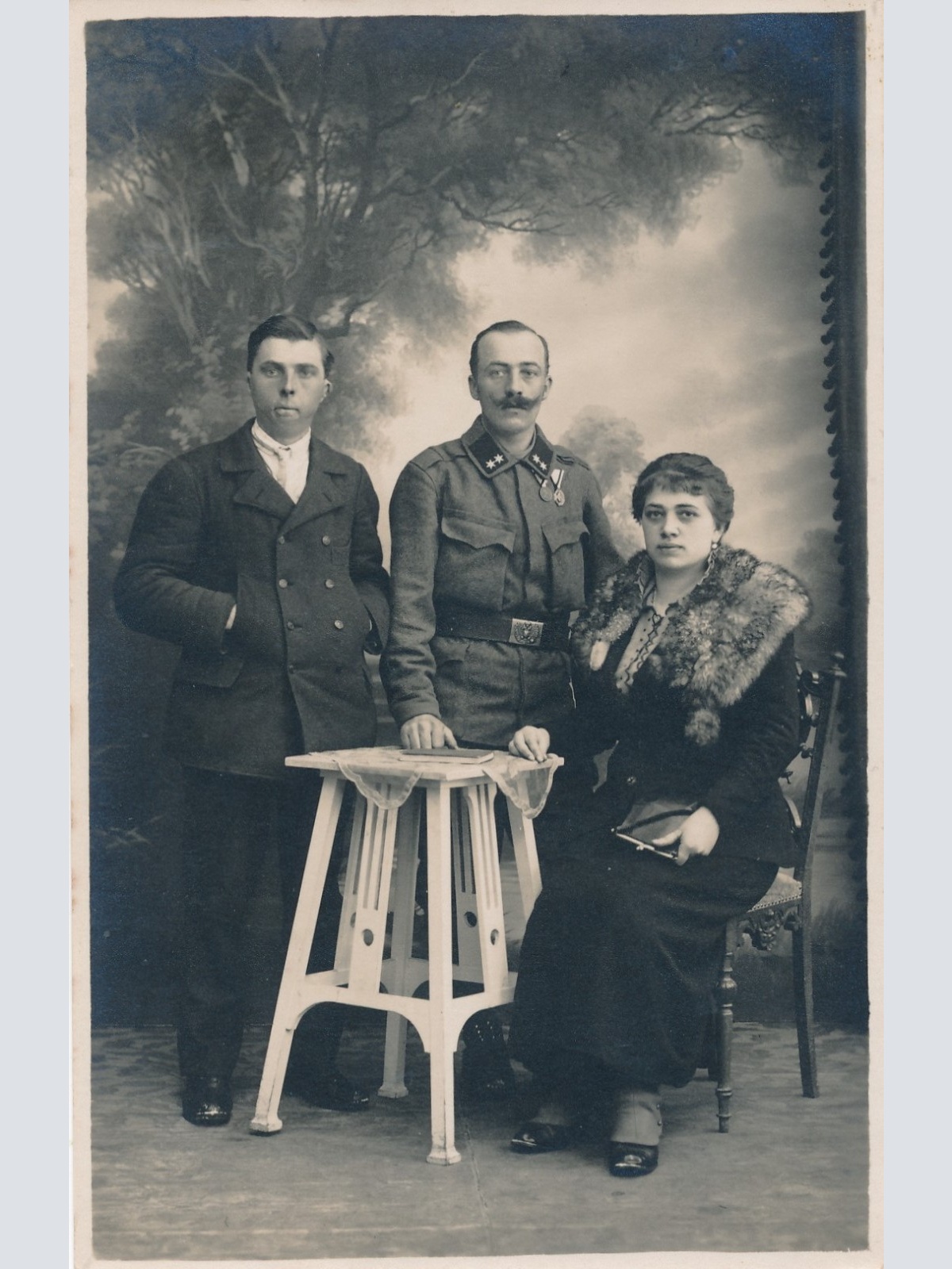 AK Annodazumals zwei Männer und eine Frauen am Tisch Ansichtskarte (16465)