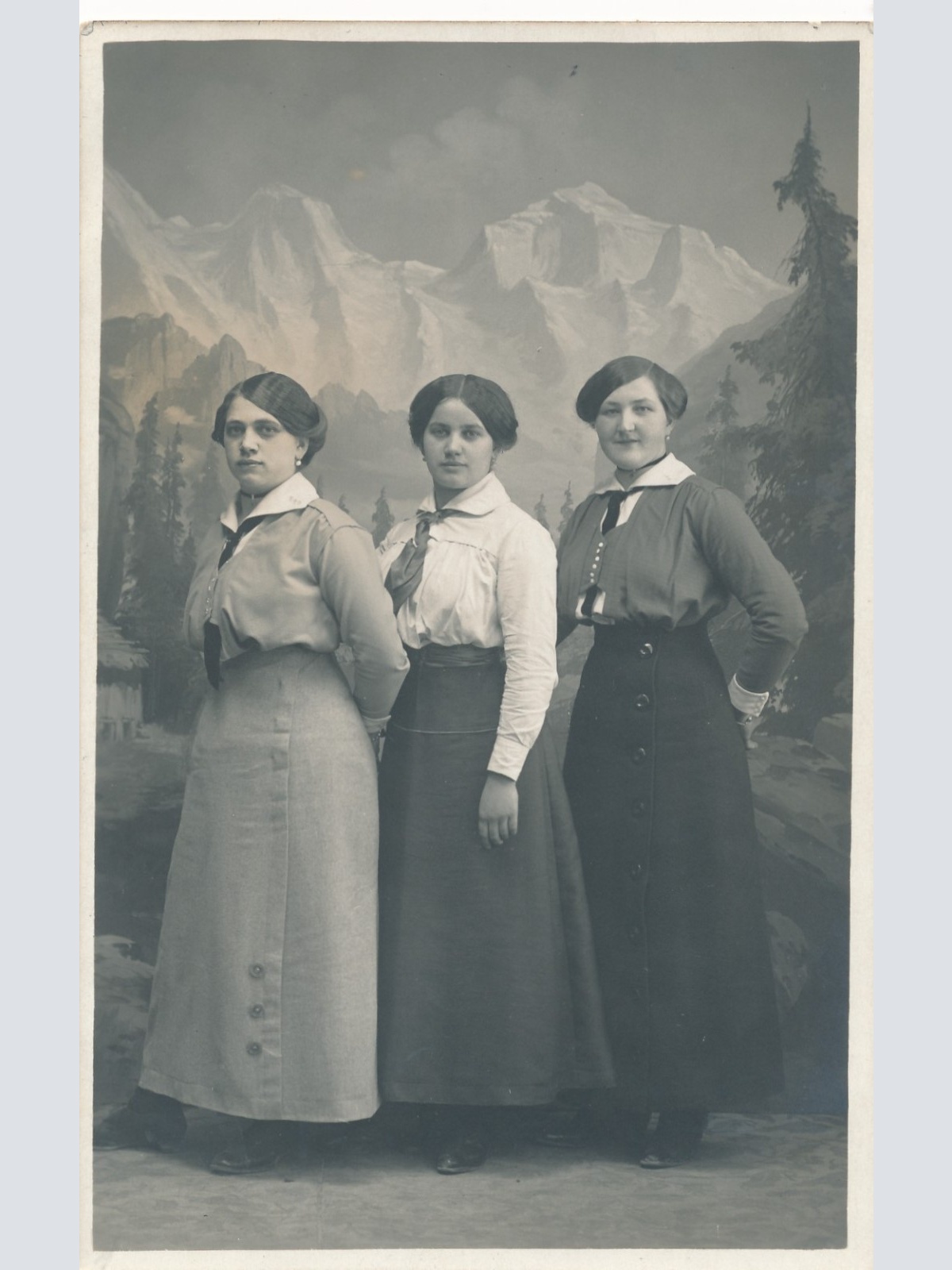 AK Annodazumals von drei Frauen Ansichtskarte (16469)