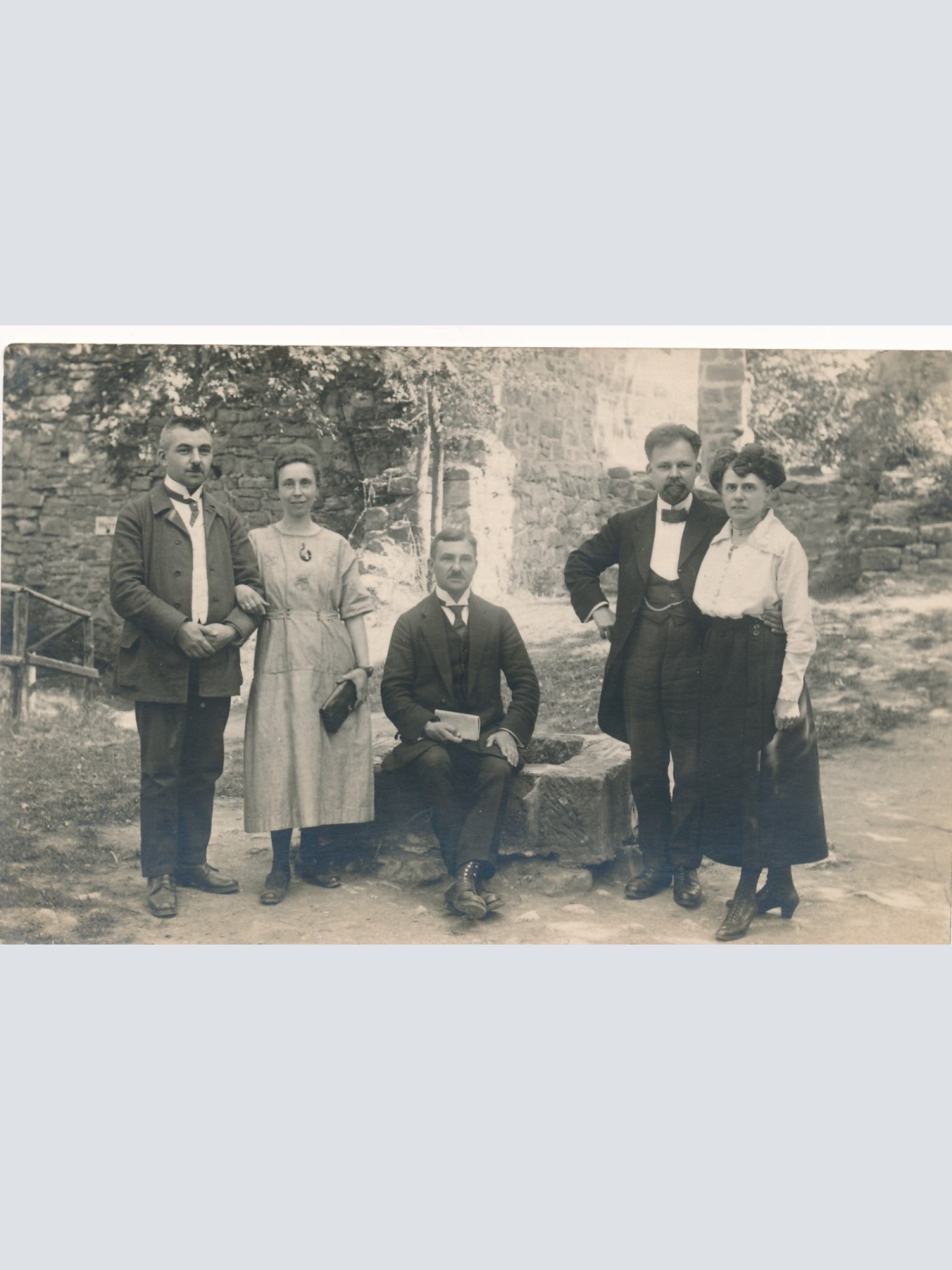 AK Annodazumals von drei Männer und 2 Frauen Ansichtskarte (16594)