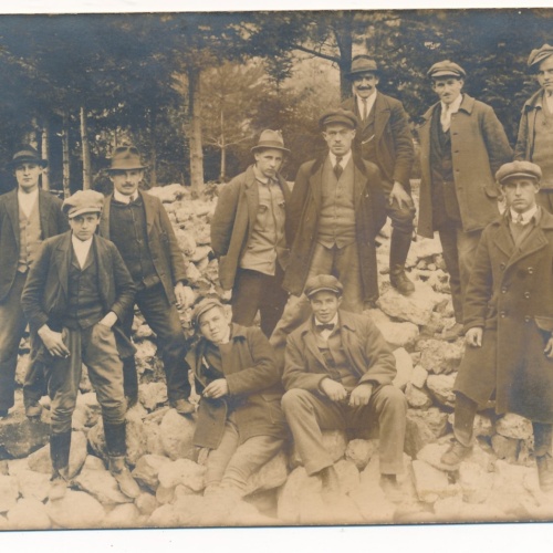 AK Annodazumals Männer auf Steinen Ansichtskarte (16647)