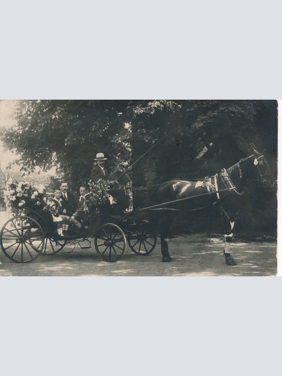 AK Annodazumals Kutsche Vater mit Kinder Ansichtskarte (16598)