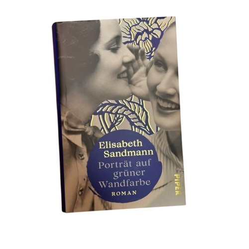 Porträt auf grüner Wandfarbe: Roman | Ein großer Familienroman, ein berührendes