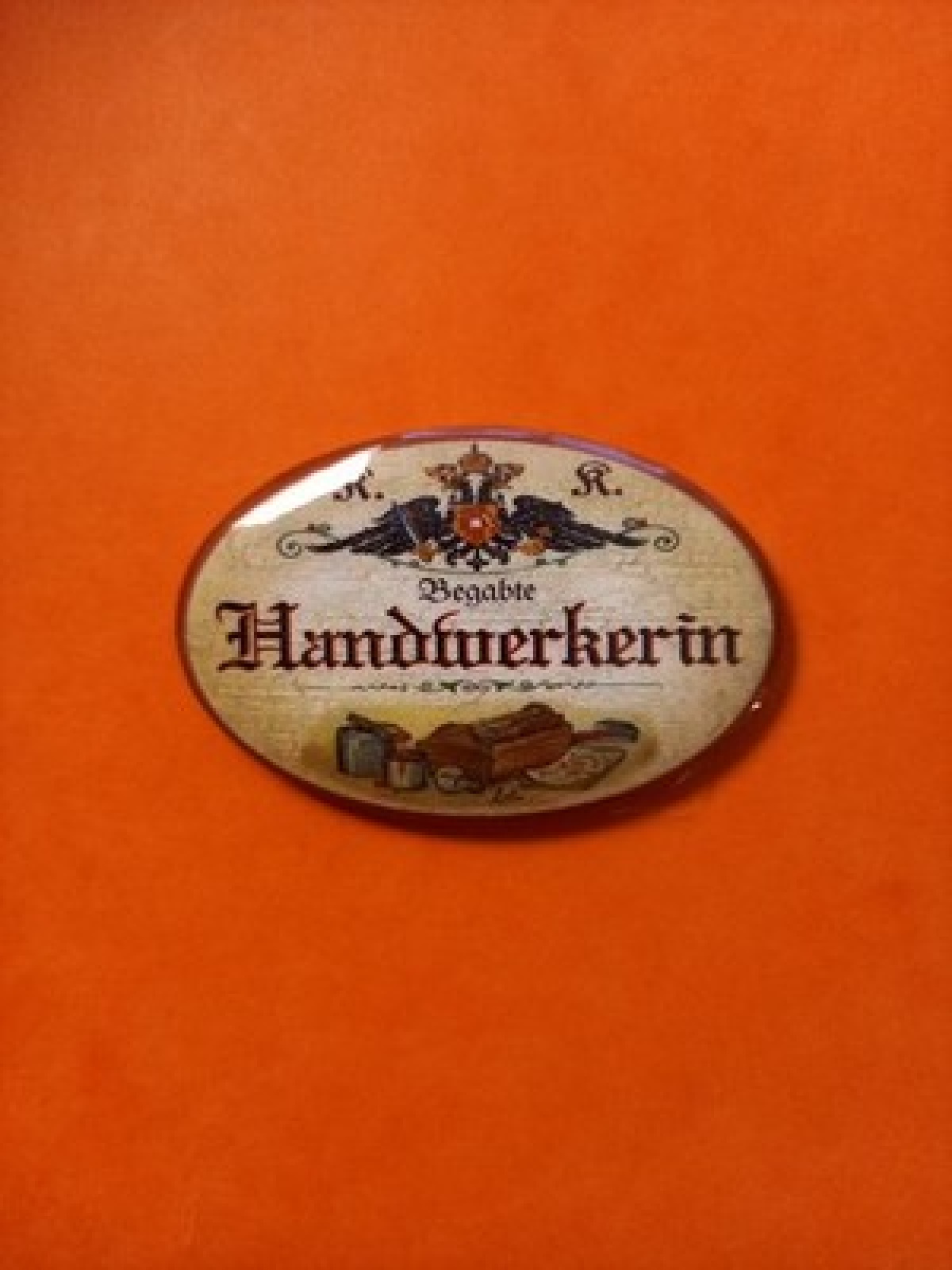 Nostalgie KuK Flaschenöffner Magnet Begabte Handwerkerin