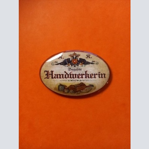 Nostalgie KuK Flaschenöffner Magnet Begabte Handwerkerin