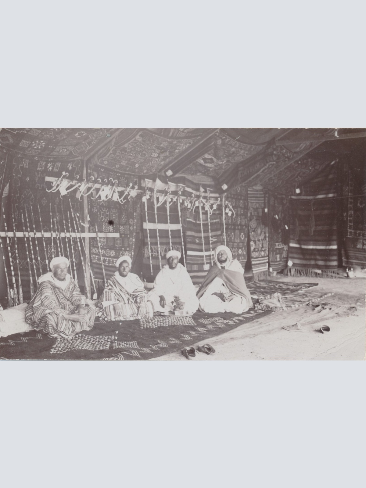 AK Motiv Arabische Männer mit Gewehren an der Wand Ansichtskarte (16927)