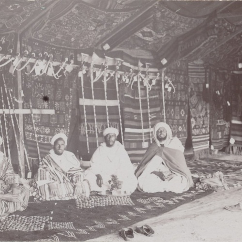 AK Motiv Arabische Männer mit Gewehren an der Wand Ansichtskarte (16927)