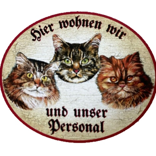 KuK Nostalgie Holzschild "Hier wohnen wir u.u.Personal“ Trio Katze Tabby Sib.Rot