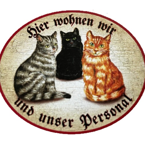 KuK Nostalgie Holzschild "Hier wohnen wir u.u. Personal“ Trio Katze Tabby Rot S
