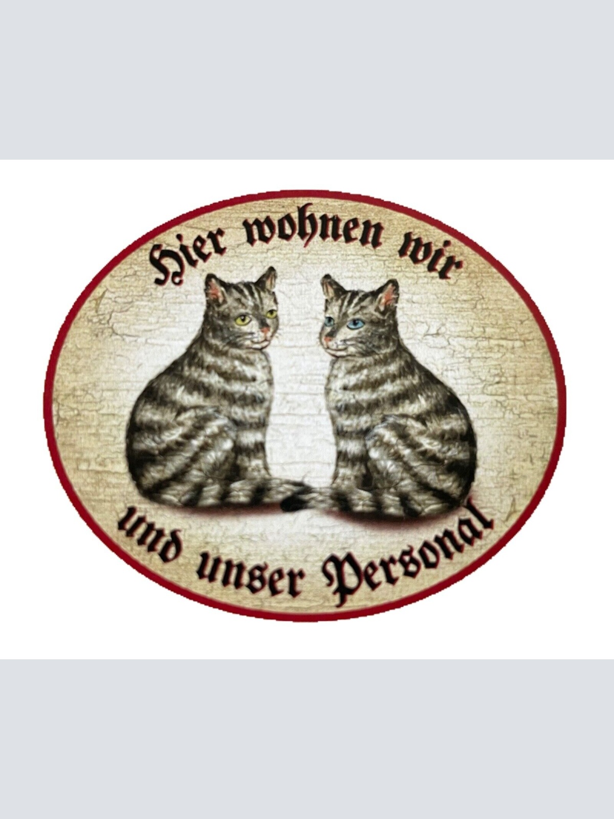 KuK Nostalgie Holzschild “Hier wohnen wir u.u.Personal“ Duo Katze Tabby Getigert