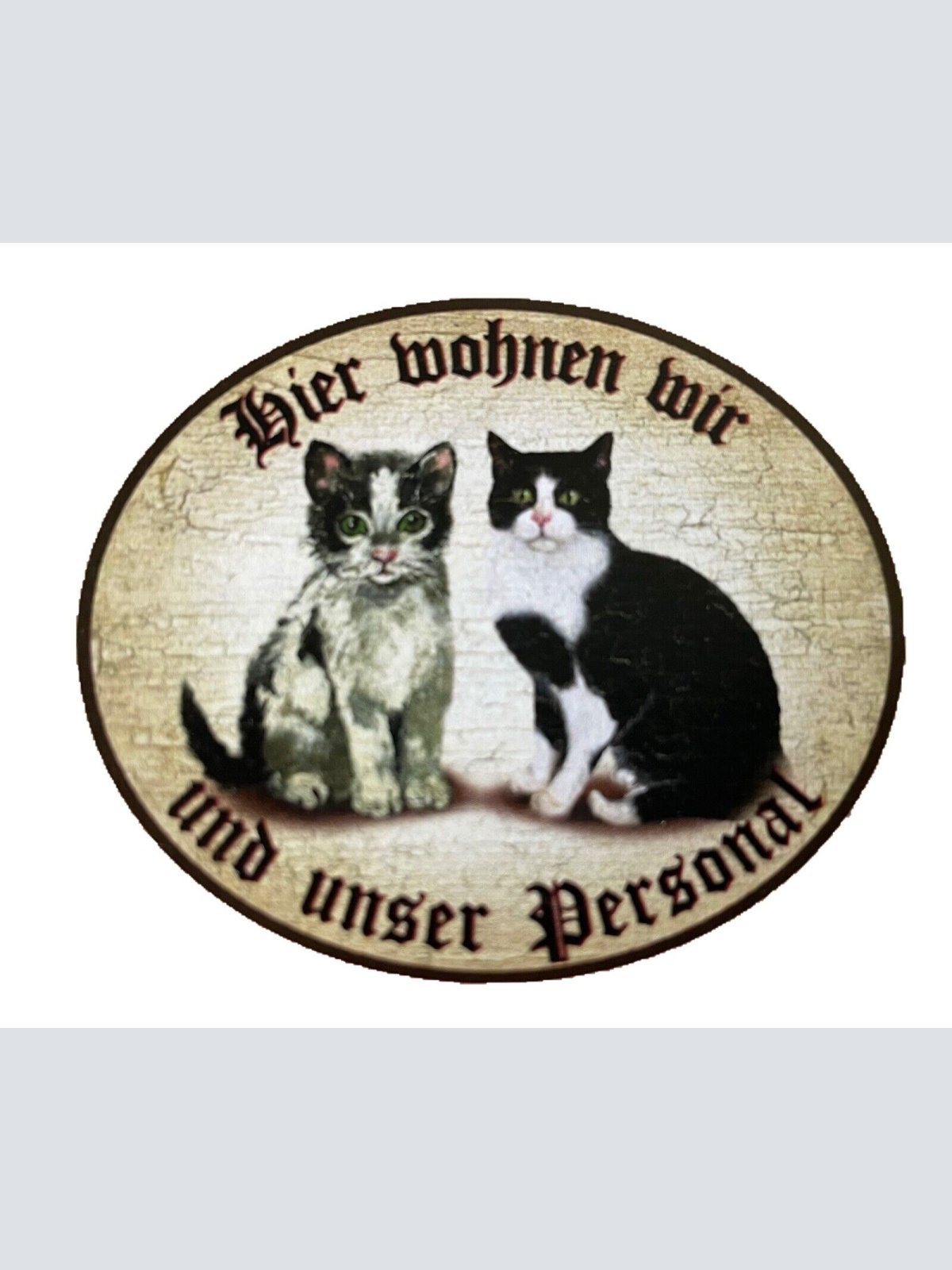 KuK Nostalgie Holzschild “Hier wohnen wir u.u. Personal“ Duo Katze Schwarzweiß