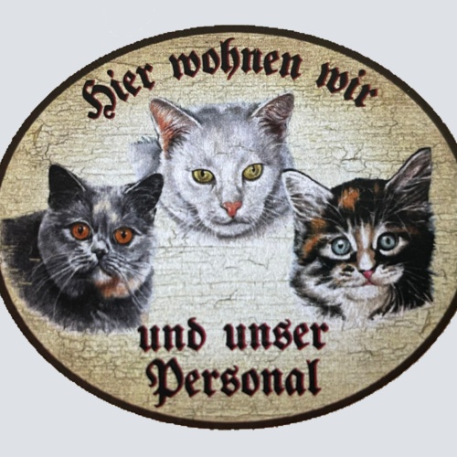 KuK Nostalgie Holzschild “Hier wohnen wir u.u. Personal“ Trio Katze R.Blau Weiß