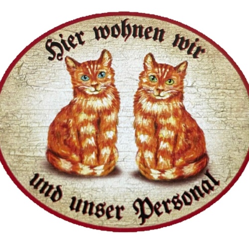 KuK Nostalgie Holzschild “Hier wohnen wir u.u. Personal“ Duo Katze Rot
