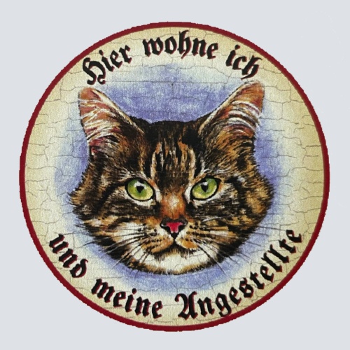 KuK Nostalgie Holzschild “Hier wohne ich u.m. Angestellten“ Katze Tabby Getigert