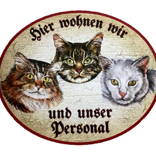 KuK Nostalgie Holzschild "Hier wohnen wir u.u.Personal“ Trio Katze Tabby Sib. W