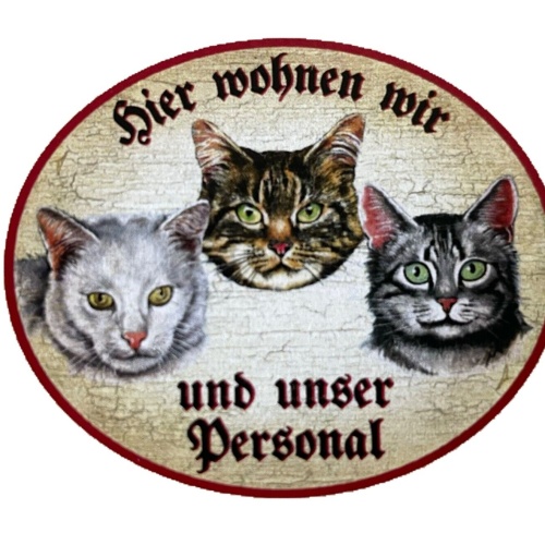 KuK Nostalgie Holzschild "Hier wohnen wir u.u. Personal“ Trio Katze Tabby Weiß