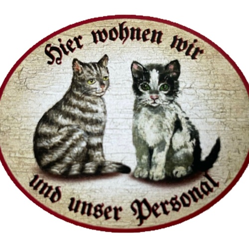 KuK Nostalgie Holzschild “Hier wohnen wir u.u. Personal“ Duo Katze Tabby Baby SW