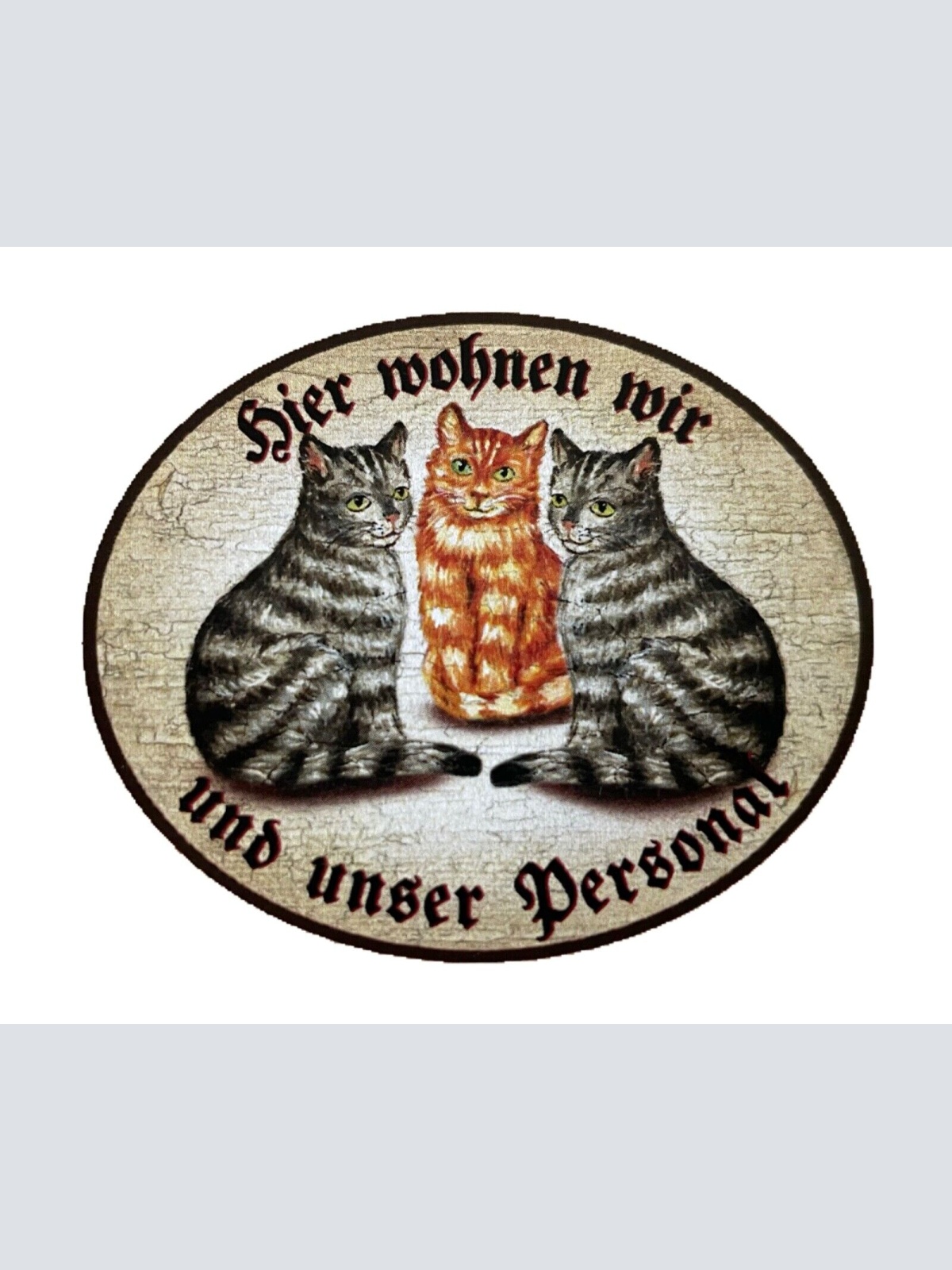 KuK Nostalgie Holzschild "Hier wohnen wir u.u. Personal“ Trio Katze Tabby Rot