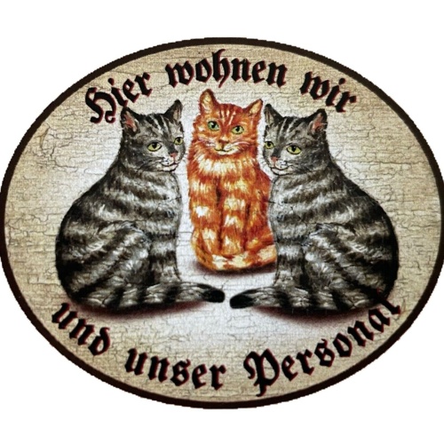 KuK Nostalgie Holzschild "Hier wohnen wir u.u. Personal“ Trio Katze Tabby Rot