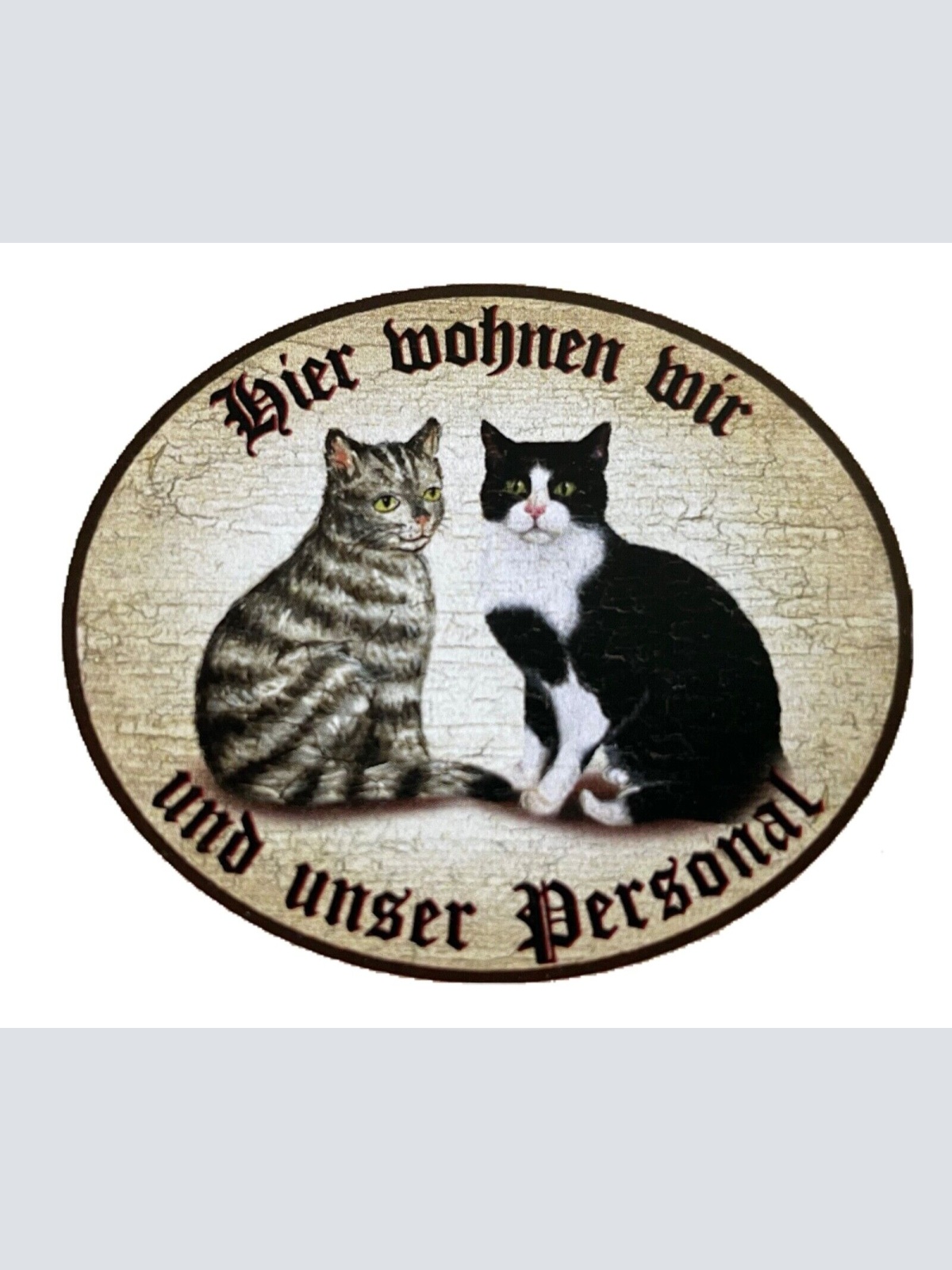 KuK Nostalgie Holzschild "Hier wohnen wir u.u. Personal“ Duo Katze Tabby SW
