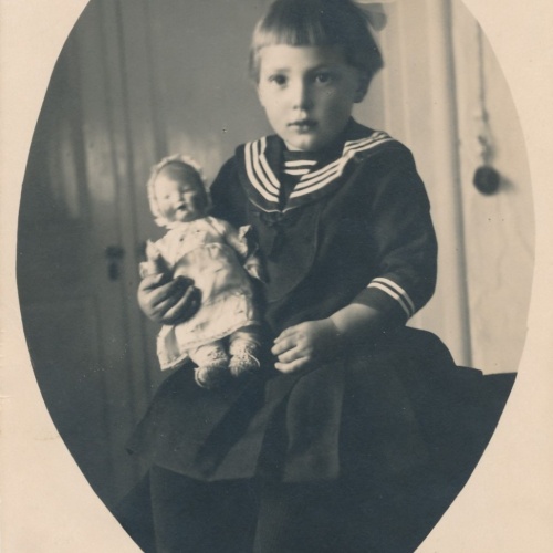 AK Annodazumals junges Mädchen mit Puppe Ansichtskarte (18097)