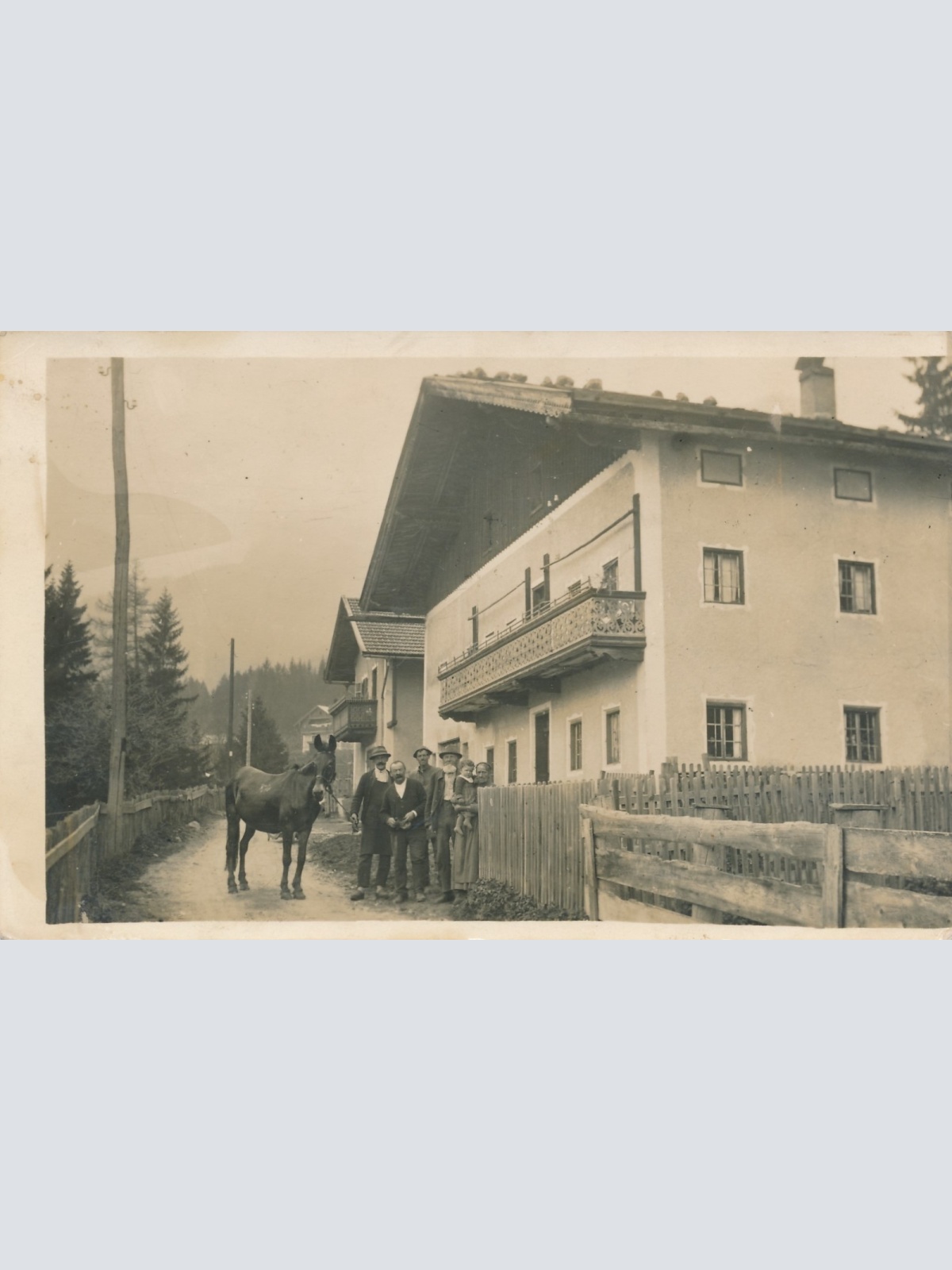 AK Annodazumals Familie vor deren Haus mit Pferd Ansichtskarte (18098)