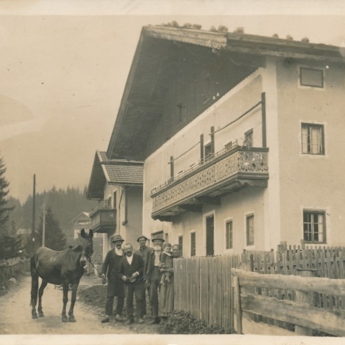 AK Annodazumals Familie vor deren Haus mit Pferd Ansichtskarte (18098)