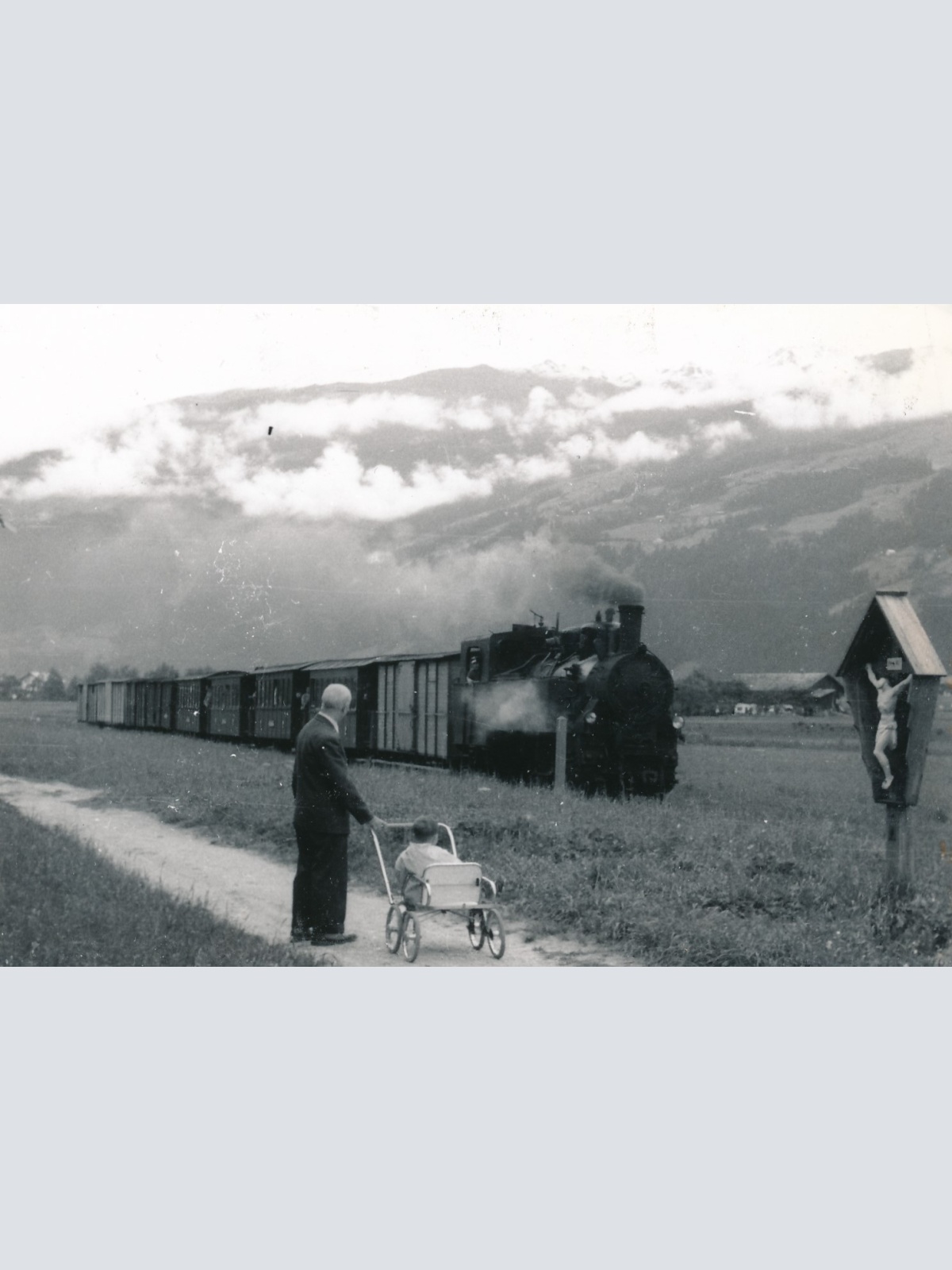 Foto von einer alten Dampflock mit Mann und Kind (18156)