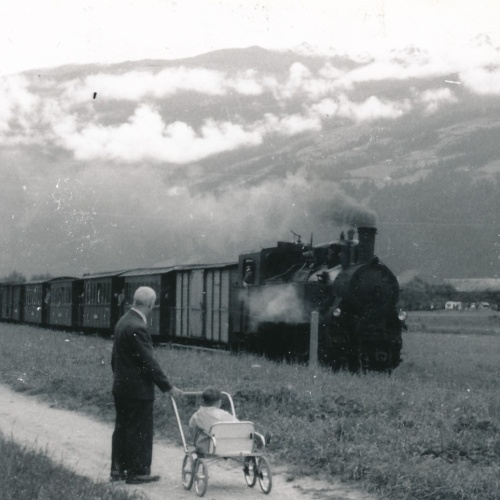 Foto von einer alten Dampflock mit Mann und Kind (18156)