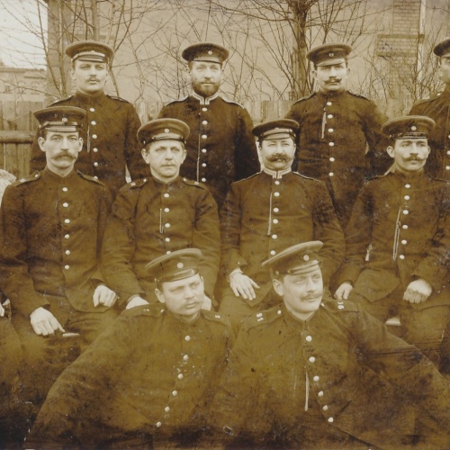 AK Militaria Mannschaftsfoto von Soldaten Ansichtskarte (18088)