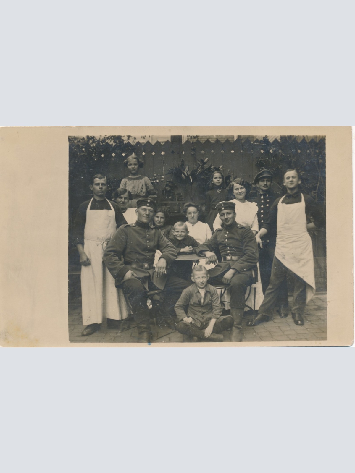 AK Militaria Soldaten mit deren Familie Ansichtskarte (18090)