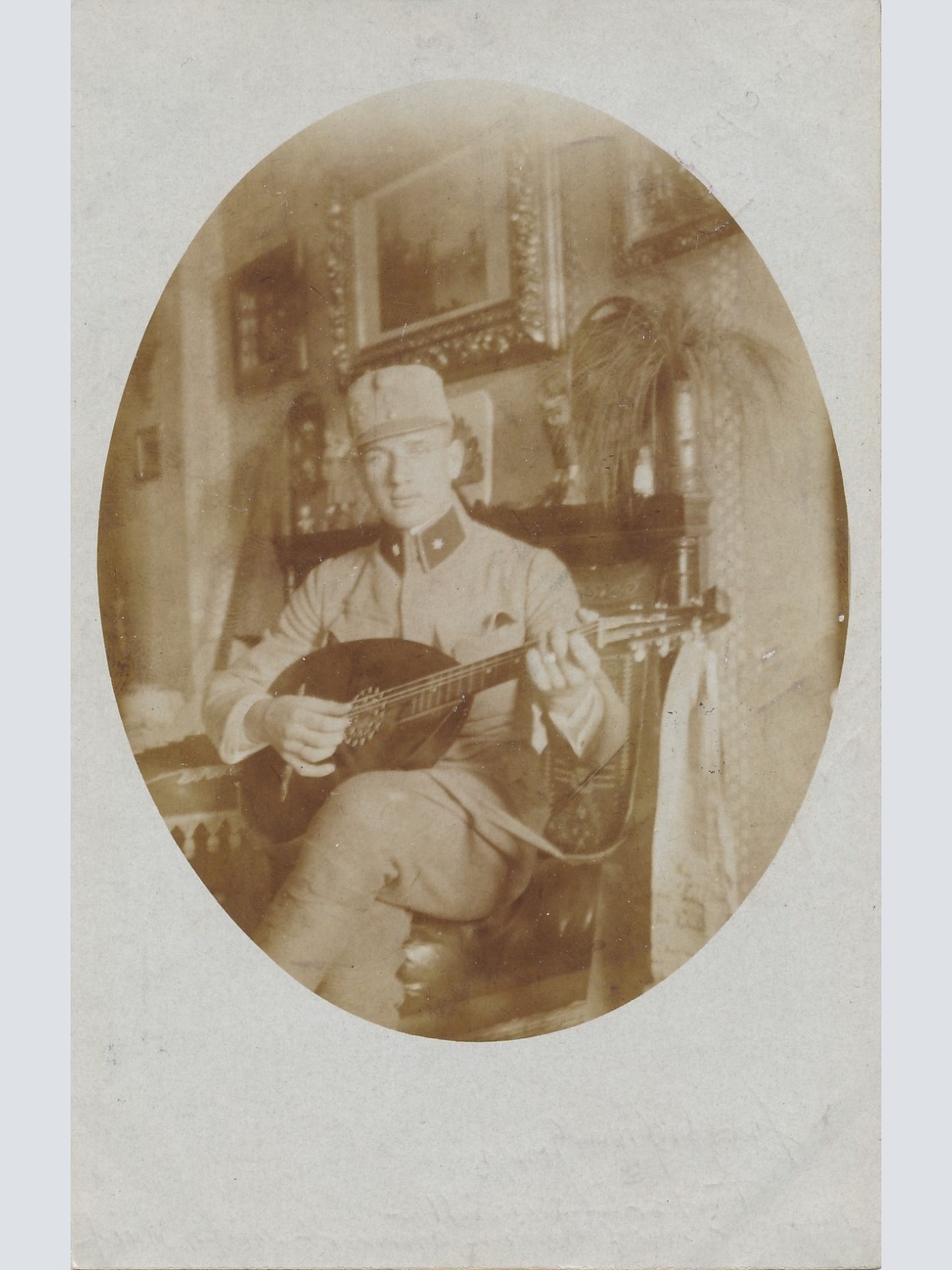 AK Militaria Soldat in Uniform mit Gitarre Ansichtskarte (18083)