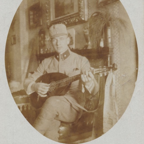 AK Militaria Soldat in Uniform mit Gitarre Ansichtskarte (18083)