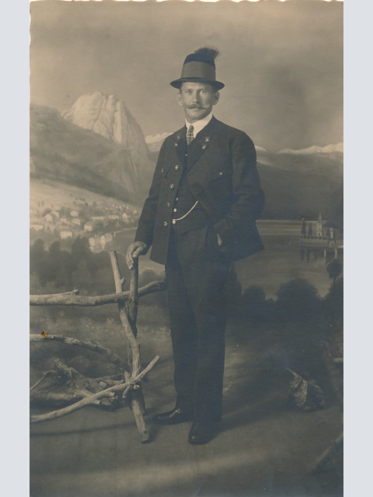 AK Annodazumals Mann mit Hut und Gamsbart Ansichtskarte (18202)