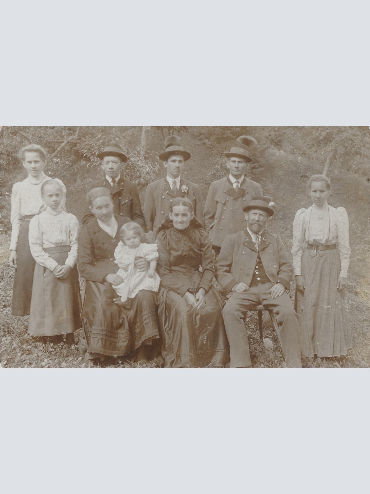 AK Annodazumals Familienfoto Männer mit Gamsbart (18219)