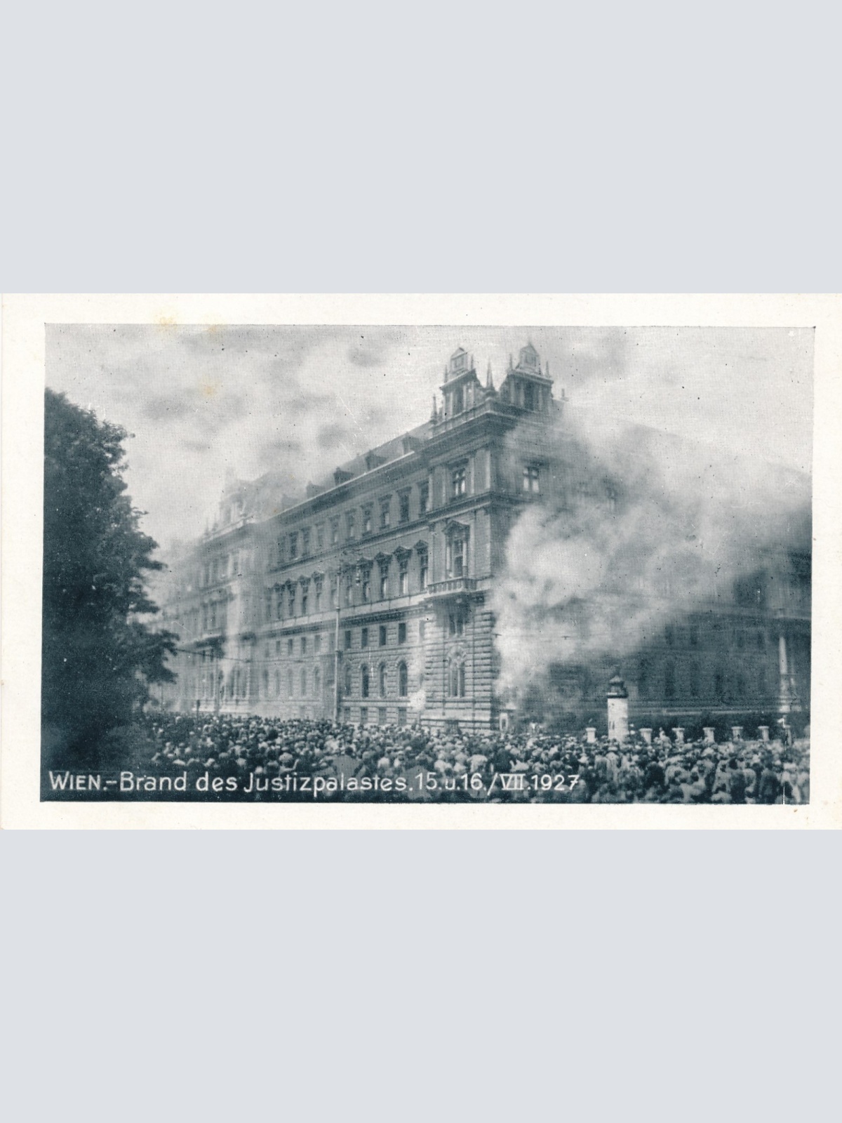 AK aus Wien Brand des Justizpalastes 1915 / 16 Ansichtskarte (18365)