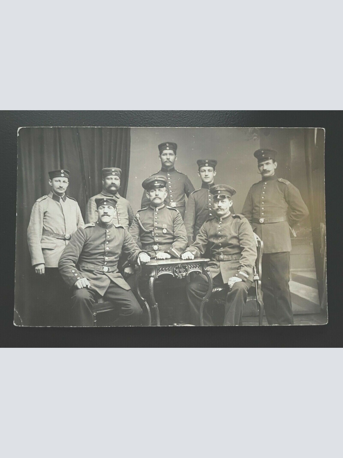 Gruppenaufnahme Soldaten Uniform Schirmmütze Orden Militär Krieg 402444