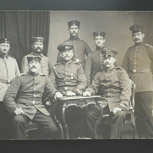 Gruppenaufnahme Soldaten Uniform Schirmmütze Orden Militär Krieg 402444