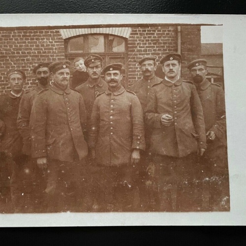 Gruppenaufnahme Soldaten Uniform Barett Schirmmütze Bart Militär Krieg 402451