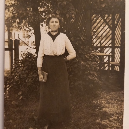 Foto  Frau mit Buch 500141A gr D