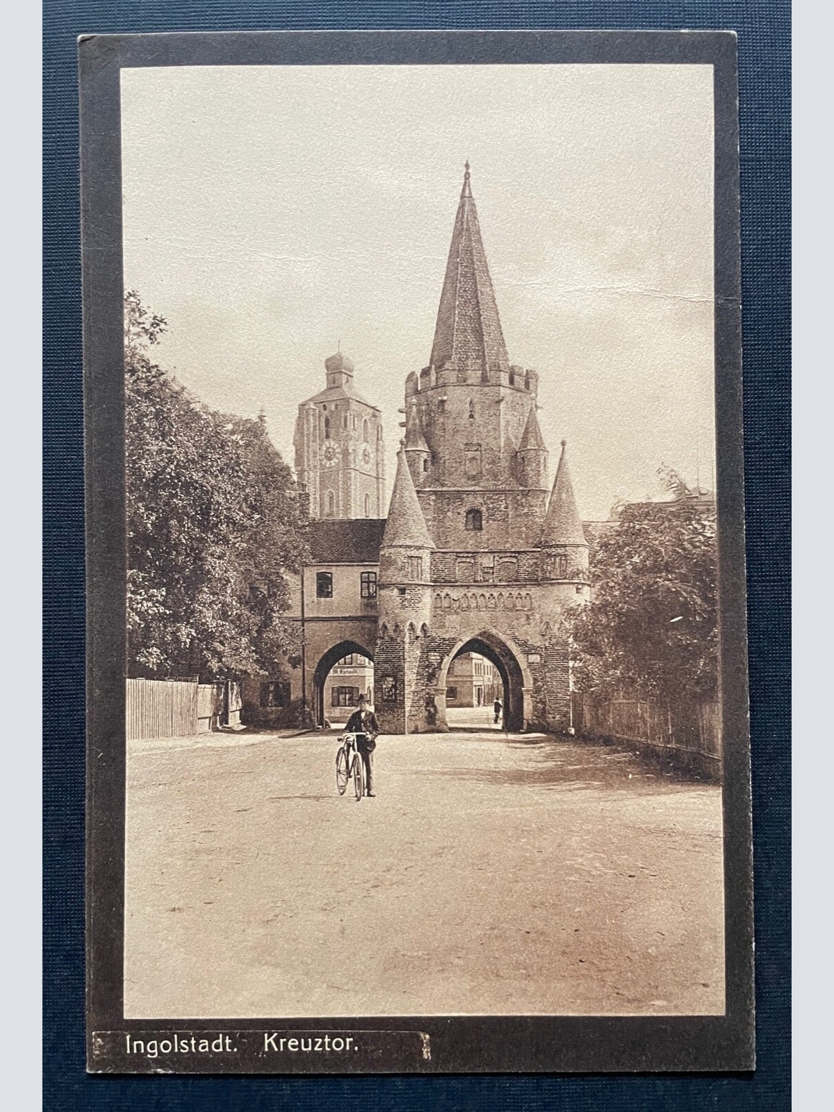 Ingolstadt Kreuztor Kirche Turm Stadt Radfahrer Bayern Deutschland 400425  F