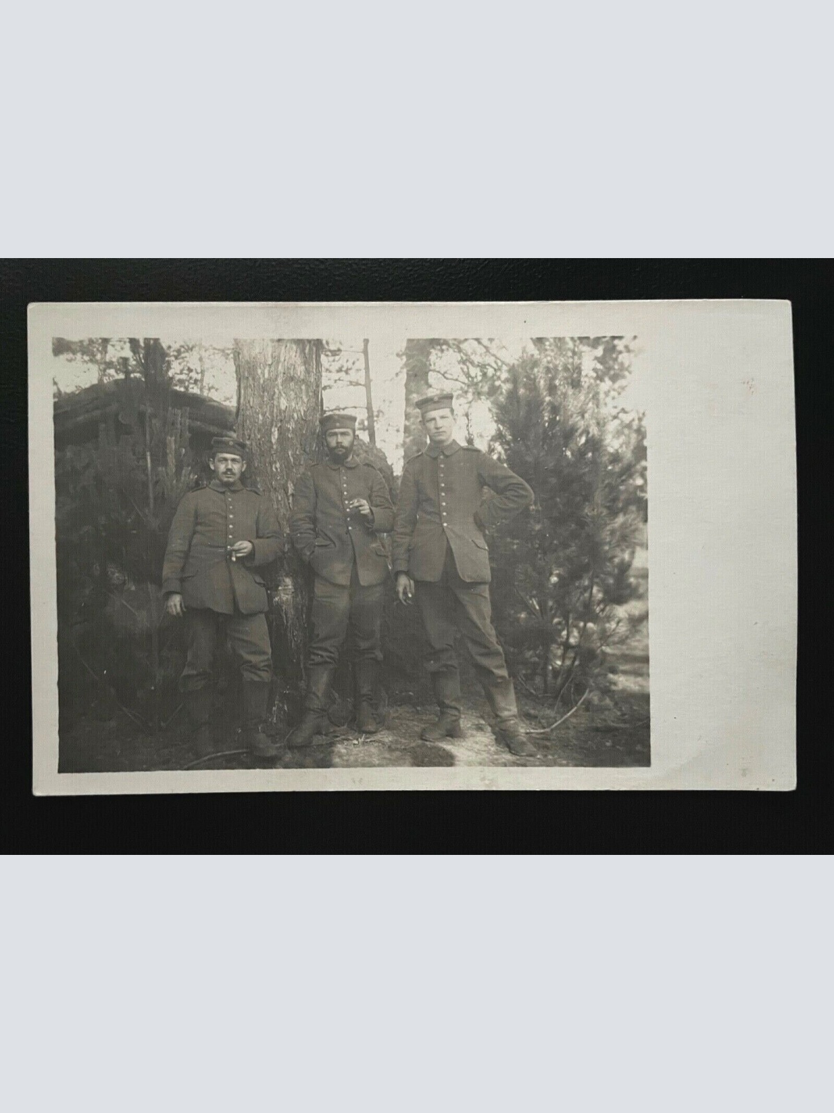 Gruppenaufnahme Soldaten Barett Uniform Wald Militär Krieg 402461