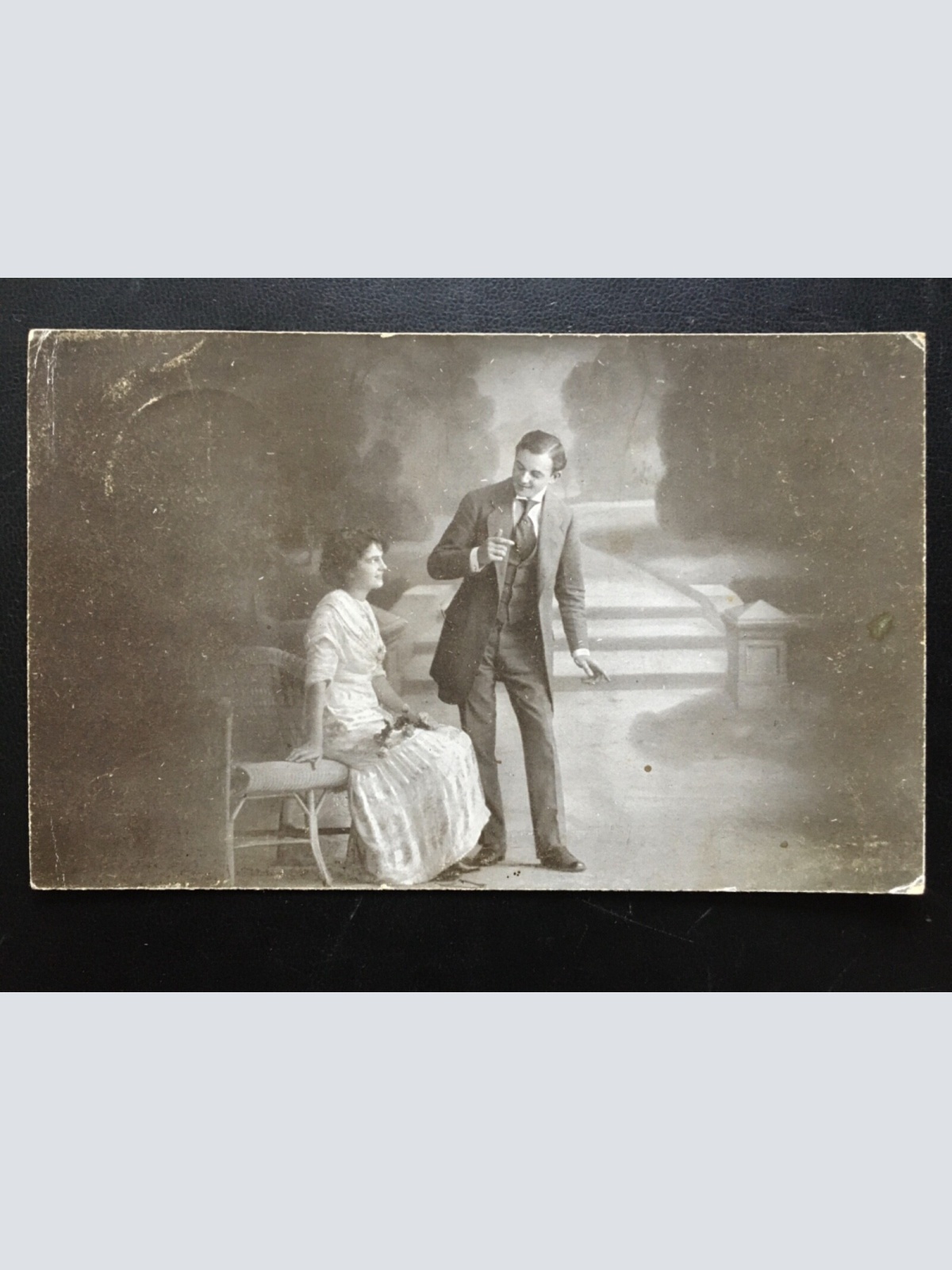 Frau mit Blumenstrauß - Unterhaltung mit Mann im Park - Künstlerkarte 903 TH