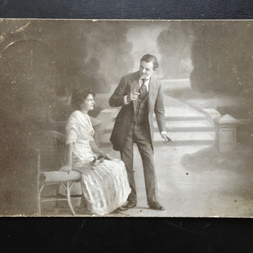 Frau mit Blumenstrauß - Unterhaltung mit Mann im Park - Künstlerkarte 903 TH