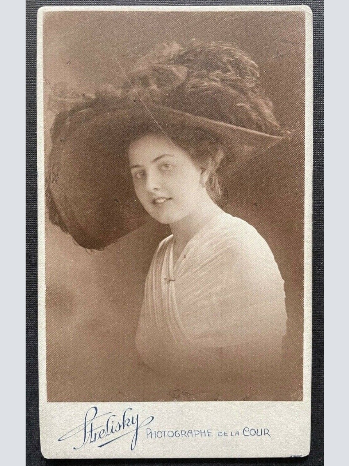 Foto Porträt Frau Hut Kleid Strelisky Budapest ca.6,5x10,8cm 410080 TH