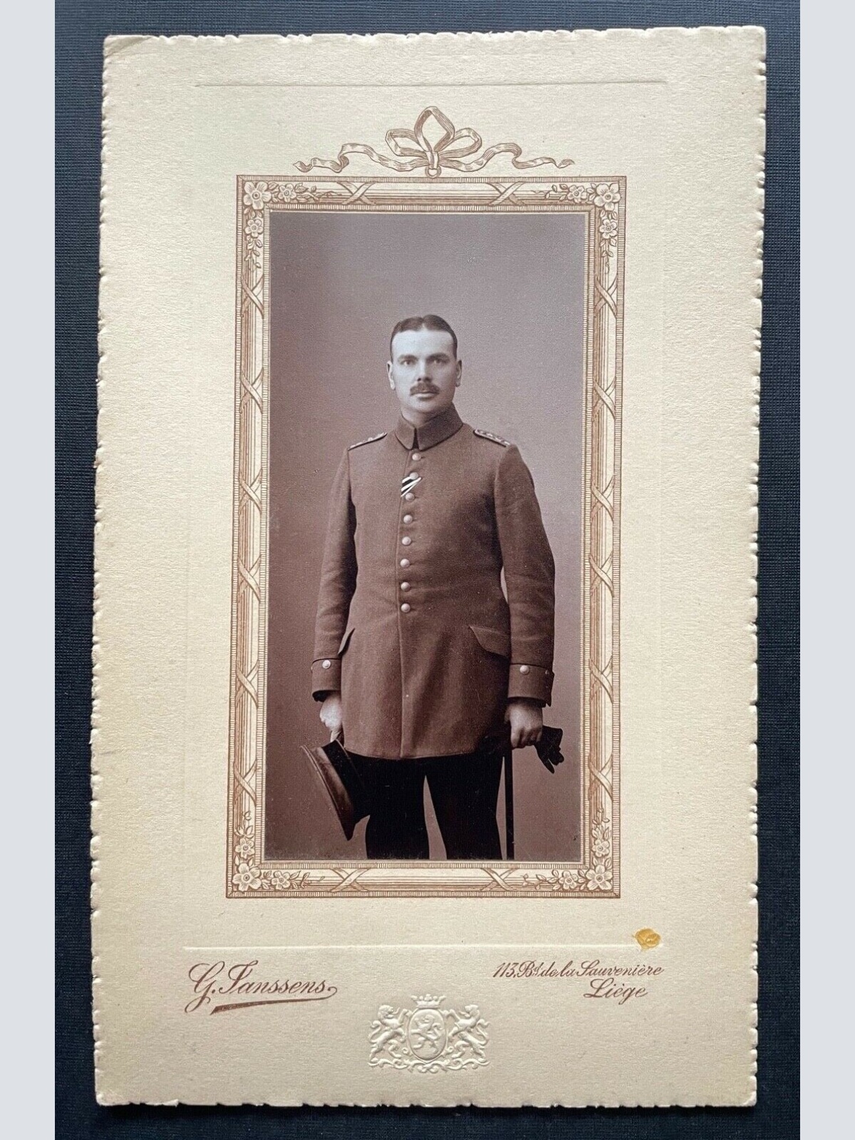 Foto Porträt Soldat Uniform Bart Mütze Janssens Liege ca.10,7x17,4cm 410084 TH