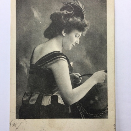 Frau mit Federhut und Handtasche - Künstlerkarte 30065 TH