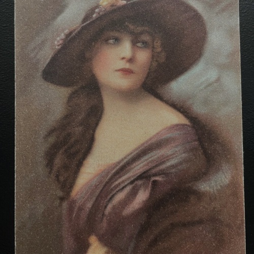 Malerei Frau Hut Kleid Schal Künstler Postkarte 600198A TH D