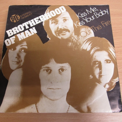 Single /  Brotherhood Of Man ?– Kiss Me, Kiss Your Baby / AUT  PRESS / RAR /