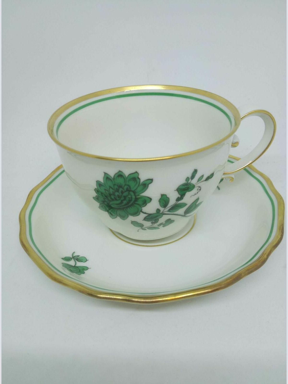 Augarten Tasse mit Untertasse Dekor grüne Rosen 62 5851 75 mit Goldrand 60216