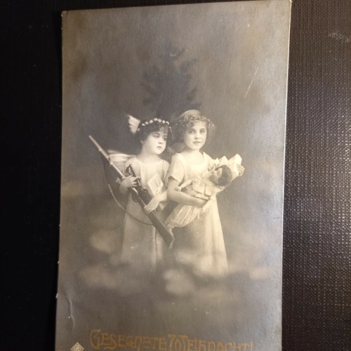 Glückwunschkarte zwei Mädchen mit Puppe und Gewehr 410277 gr